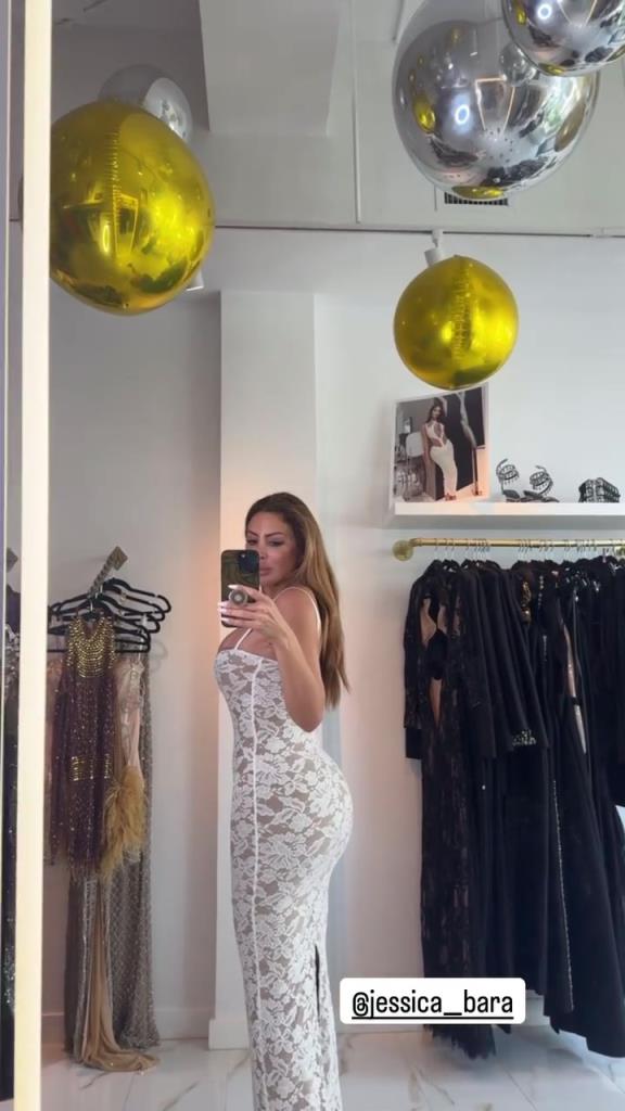 徐娘半老！皮蓬前妻穿吊帶裙自拍，這身材也太炸裂了！