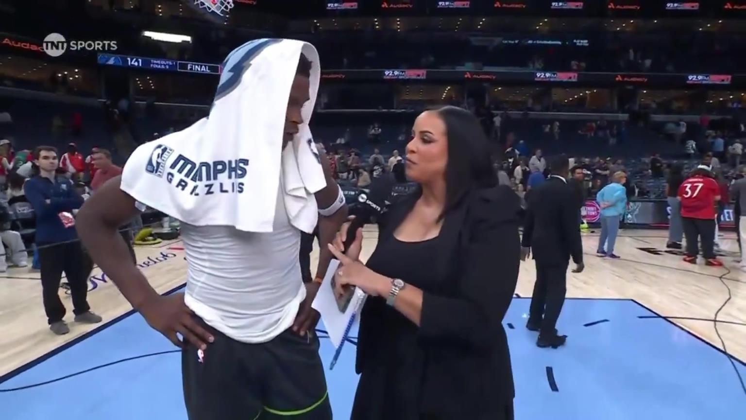 華子賽后接受一位豐滿女記者的采訪！