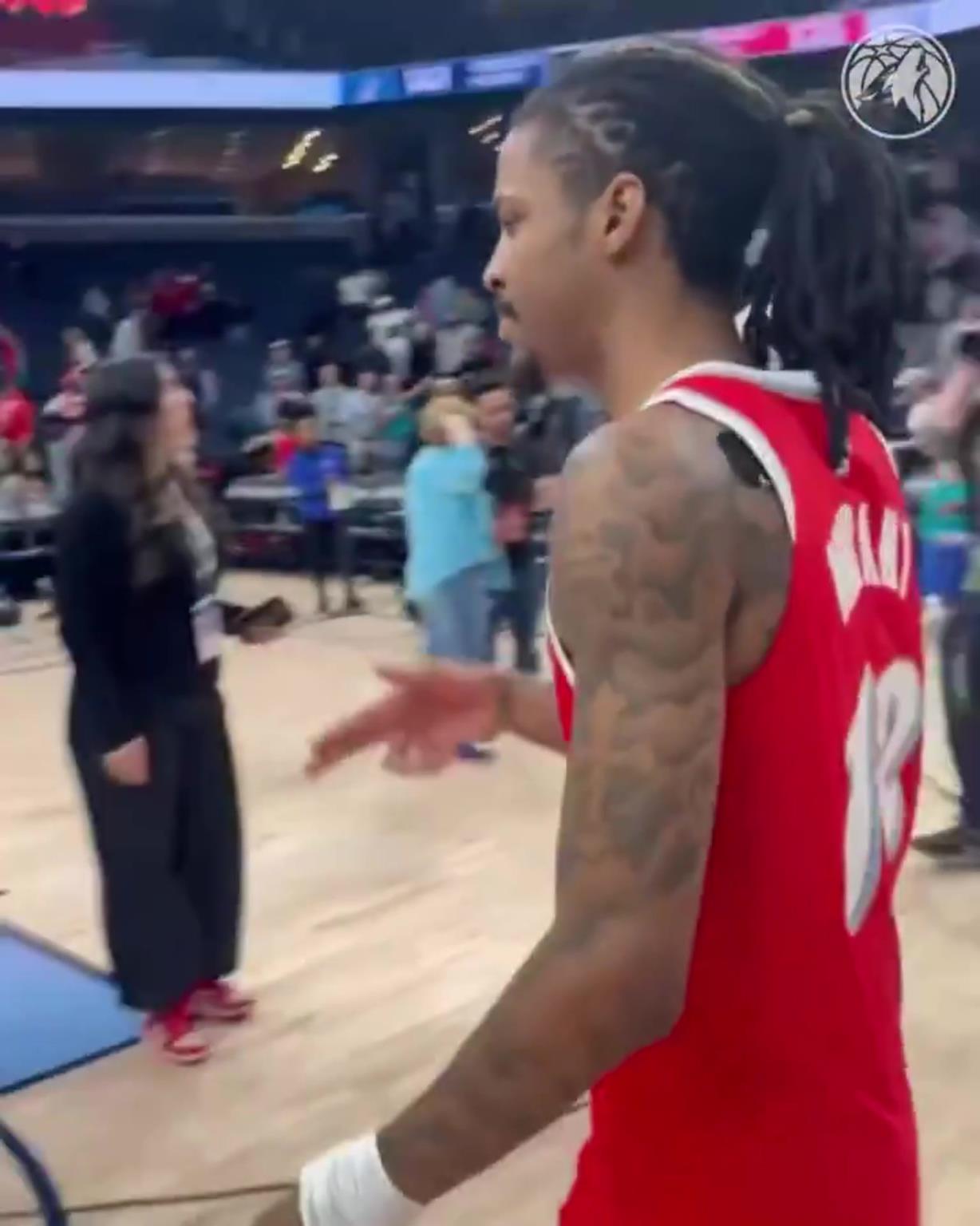 笑死！莫蘭特賽后與華子握手，竟然也是比出“手槍”的手勢(shì)