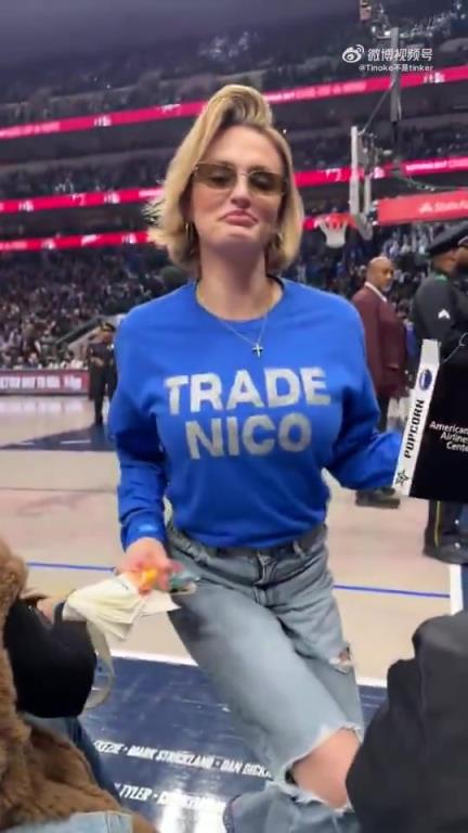 主場(chǎng)不準(zhǔn)球迷打印“解雇Nico”標(biāo)語，女球迷就出此下策