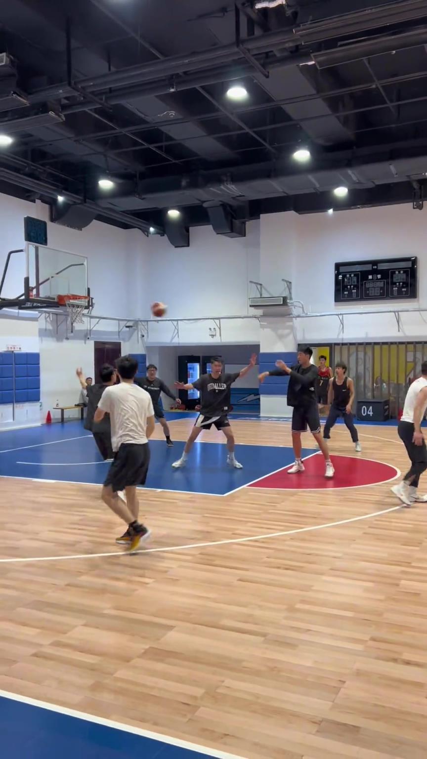 對(duì)手回家后：老婆，我今天在野球場(chǎng)匹配到巔峰馬刺隊(duì)了！