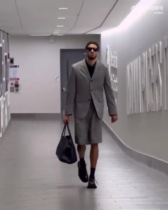 時(shí)尚潮男！哈利今日一身灰西裝短褲墨鏡搭配入場(chǎng) 腿真細(xì)！