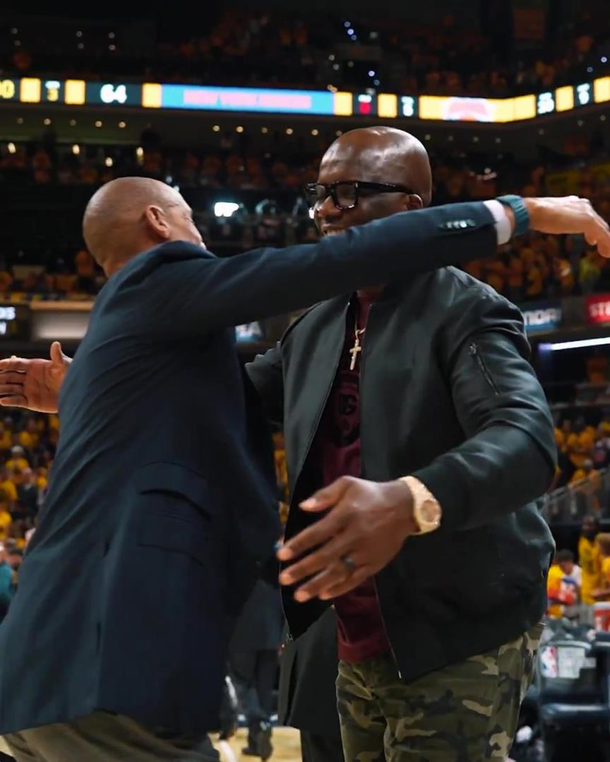 昔日隊(duì)友重逢雷吉-米勒與杰梅因-奧尼爾賽前擁抱致意~