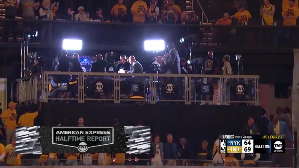 ?。哭D(zhuǎn)播鏡頭給到解說看臺(tái)，奧尼爾居然抱著一個(gè)人在彎舉