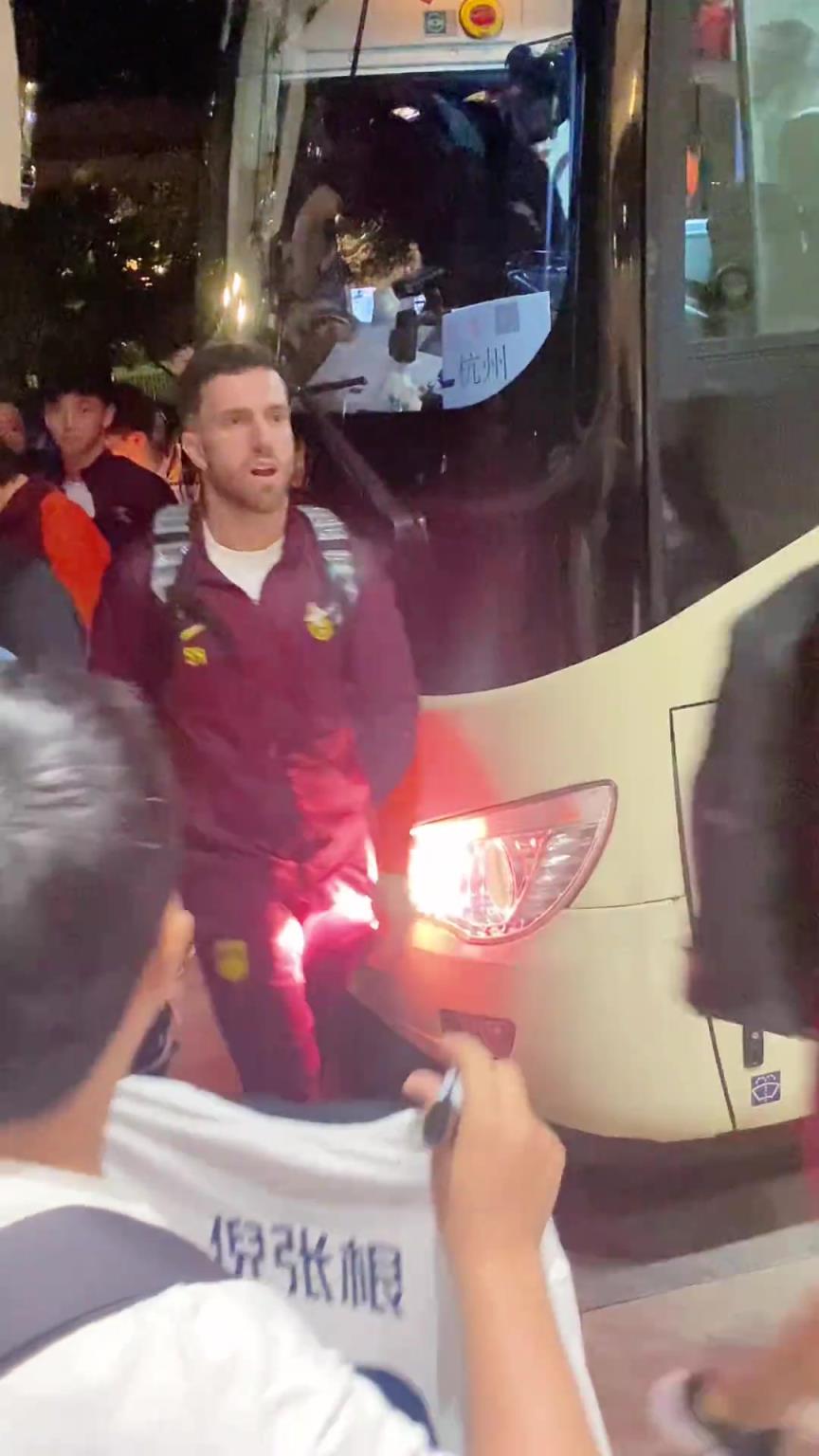 韋世豪嚇得箭步逃跑！國足深夜到酒店差點被摁在車頭不讓走