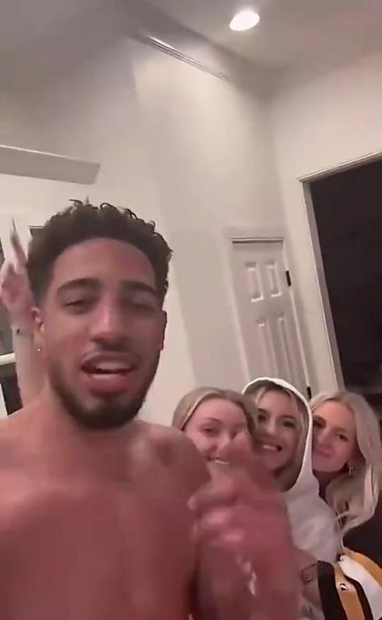 今日怒砍歷史級(jí)三雙！哈利此前光著膀子與三位金發(fā)美女同框