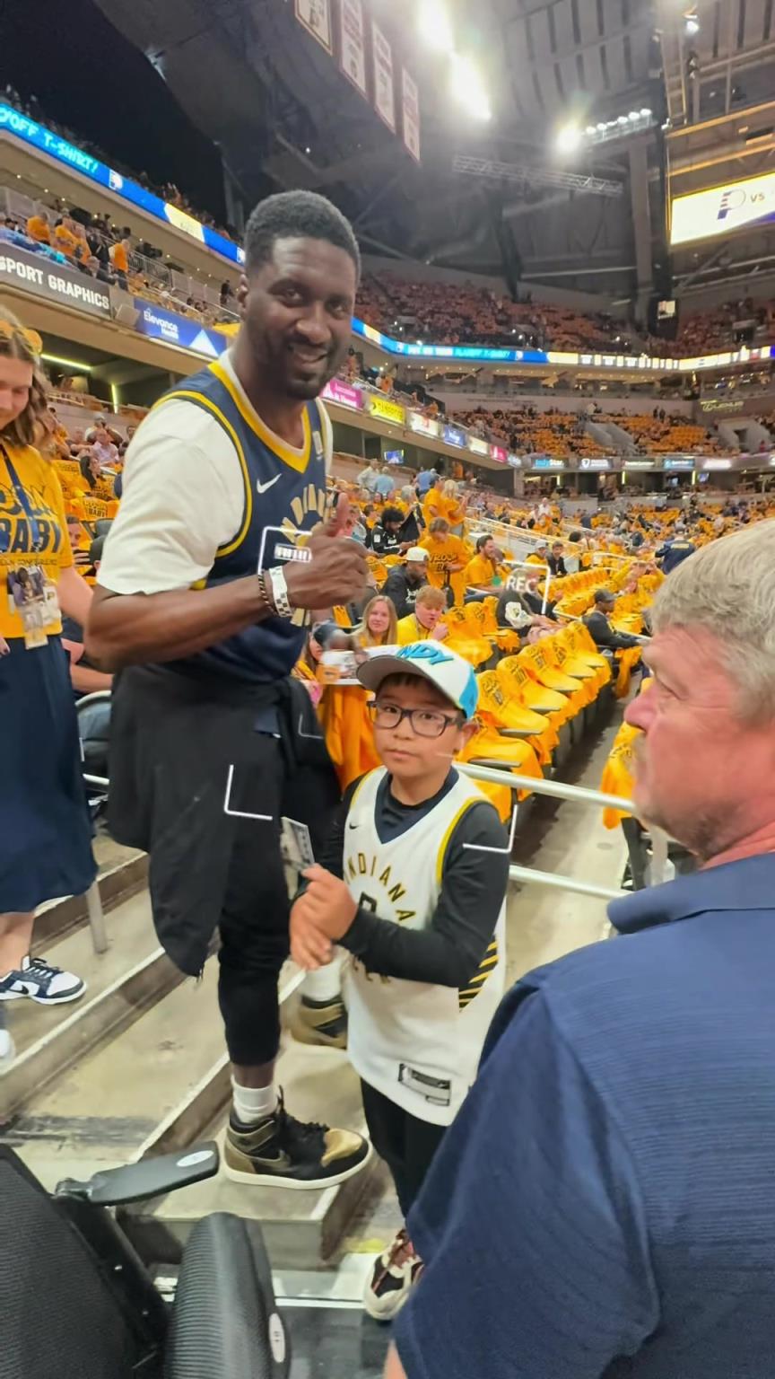 現(xiàn)在真成高圓圓了！步行者名宿希伯特現(xiàn)身主場(chǎng)給小球迷簽名