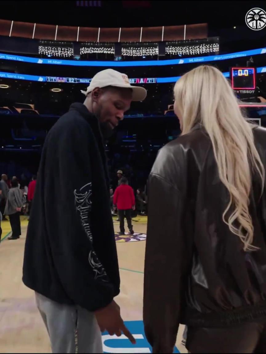 小帥這氣質(zhì)！杜蘭特與庫(kù)里教妹布林克擁抱，眼睛好像一直偷瞟布林克大長(zhǎng)腿