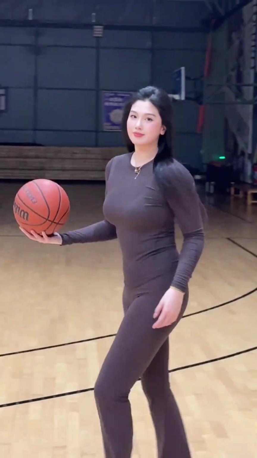 低配版卡戴珊！野球場肘姐這身材，懂的吧友都懂！