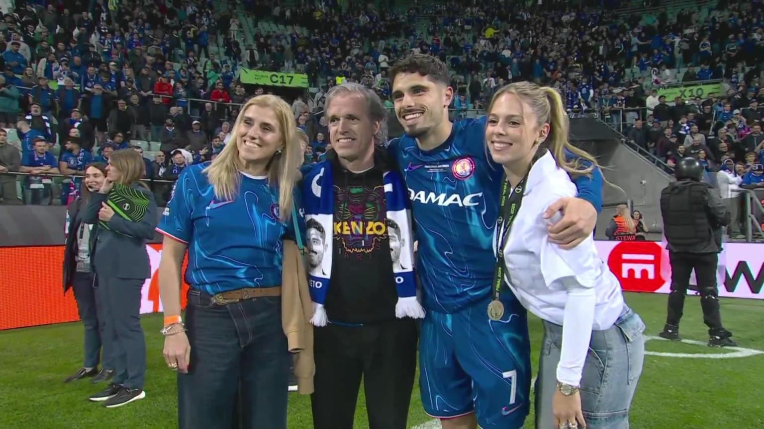 內(nèi)托好福氣！奪冠后高顏值女友來合照，身材相當(dāng)哇塞！