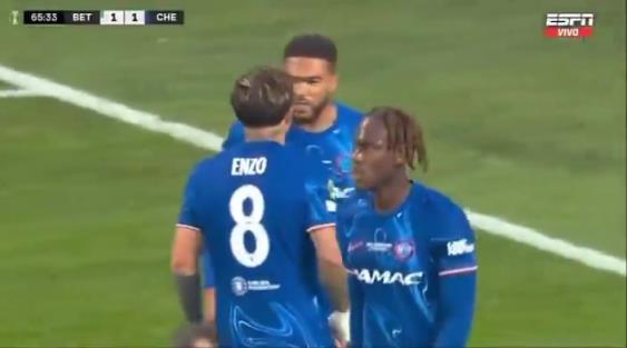 繼續(xù)干！恩佐進(jìn)球后給了詹姆斯一巴掌，兩人頂頭互相打氣