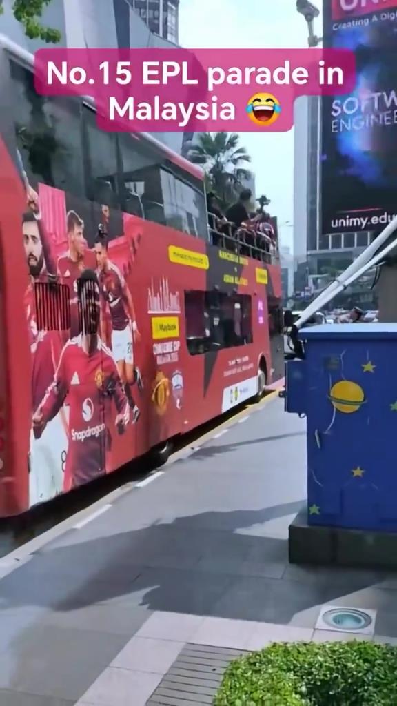 游街示眾？曼聯(lián)在馬來西亞街頭大巴游行，球迷笑噴