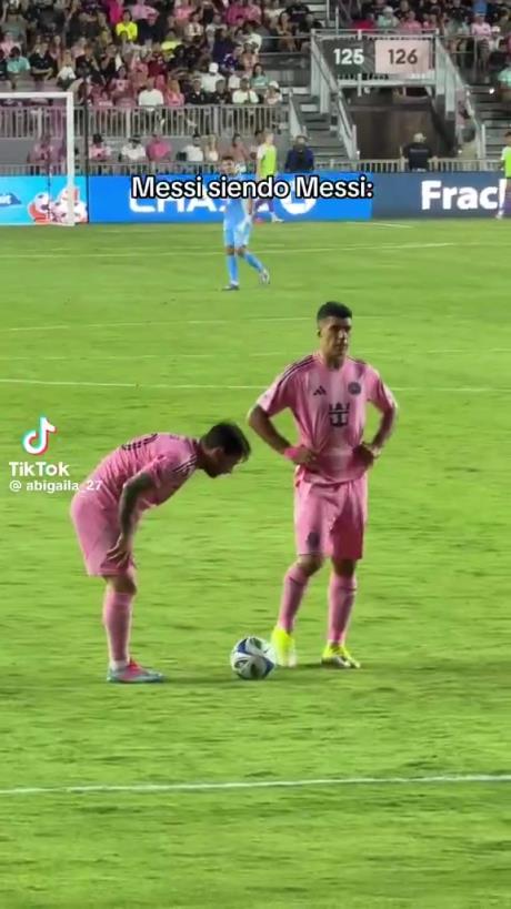 哈哈！梅西擺任意球偷偷往前挪被裁判抓包