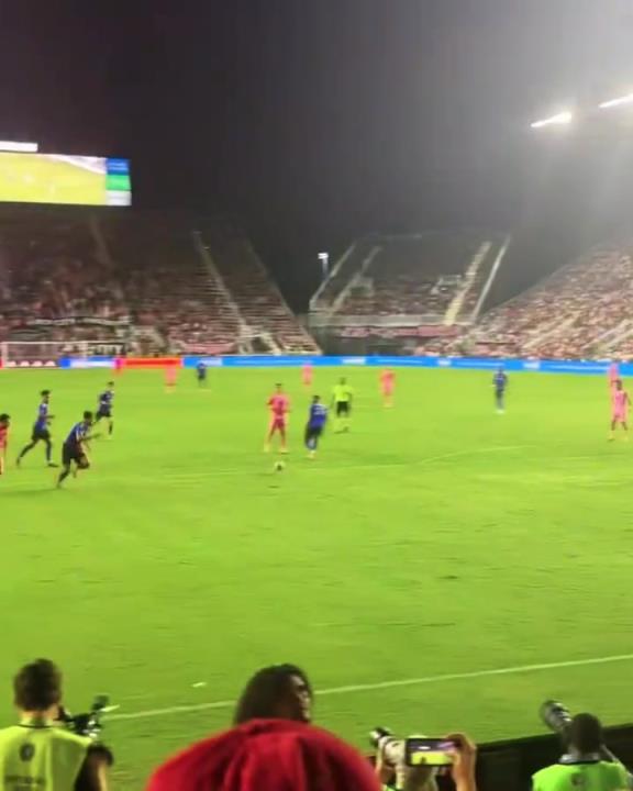 梅老板為了給蘇亞雷斯送個助攻，也是拼了啊