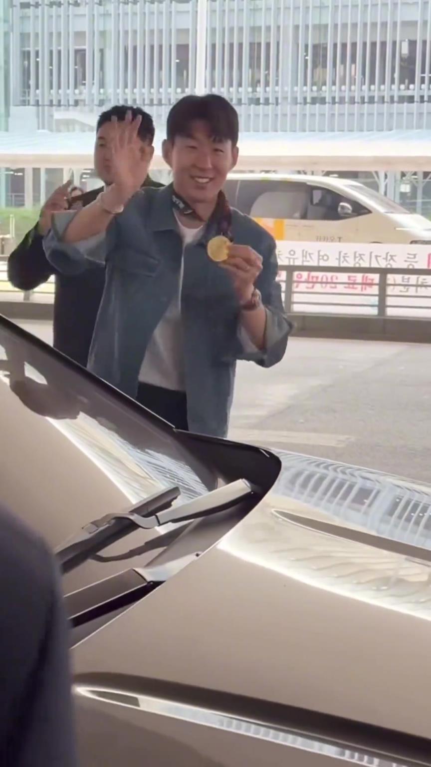 衣錦還鄉(xiāng)！孫興慜返回韓國，眾多女球迷讓其把歐聯(lián)獎牌戴上