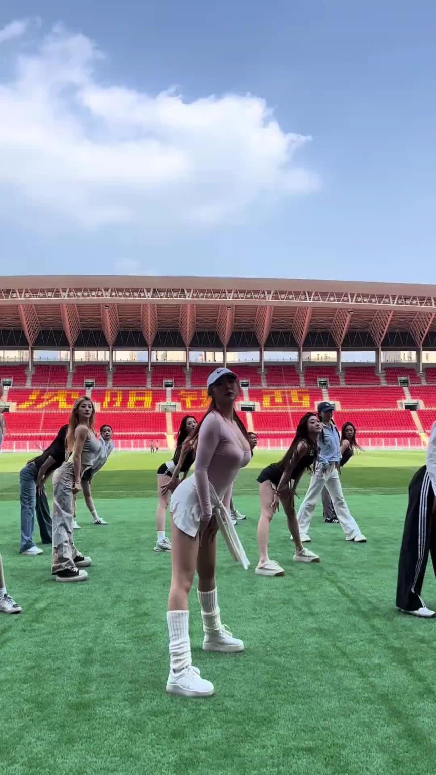 好看！在彩排的遼寧鐵人啦啦隊小姐姐們