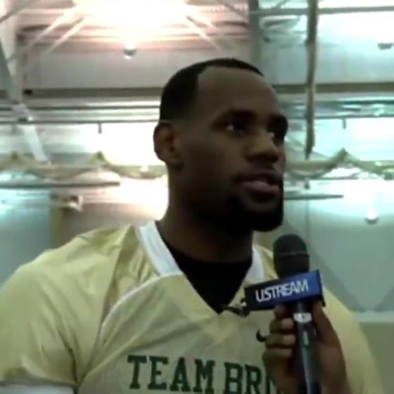 哥兩個還會這個啊？11年NBA停擺期間老詹和阿杜組隊玩橄欖球