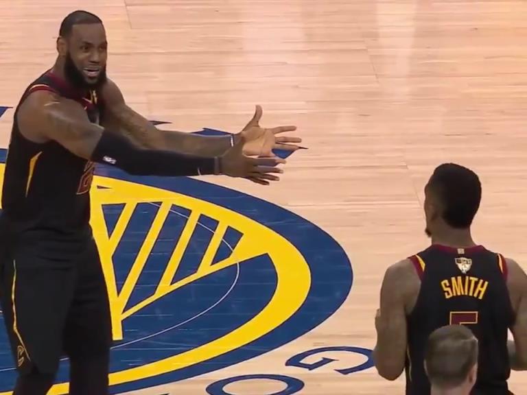 名場面！JR搶下關(guān)鍵籃板沒看表，老詹質(zhì)問JR為何傳球