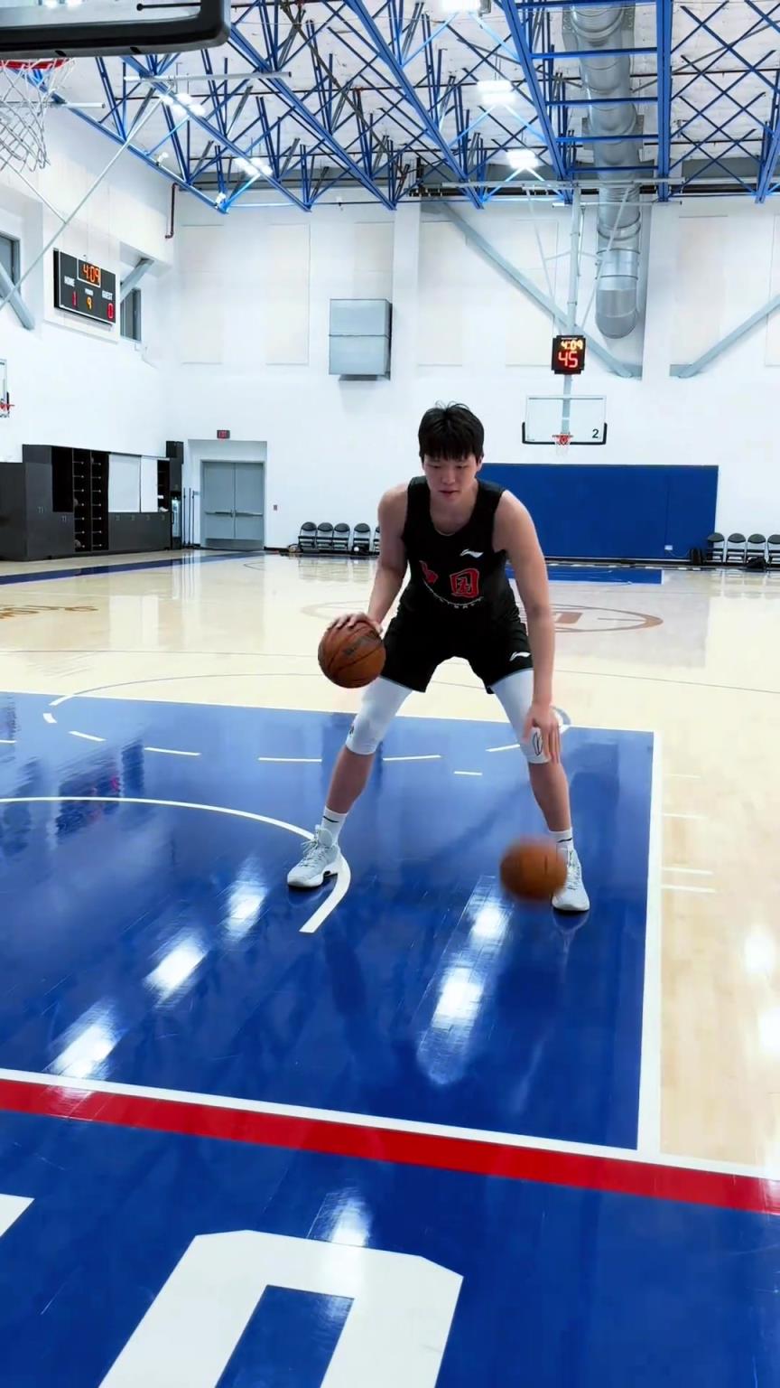 楊瀚森今日份訓(xùn)練！這個(gè)左右手運(yùn)球協(xié)調(diào)性真不錯(cuò)