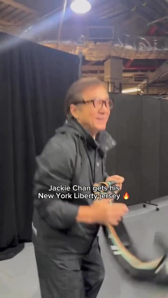 肌肉記憶！成龍這幾下空氣運(yùn)球像是進(jìn)了家具城