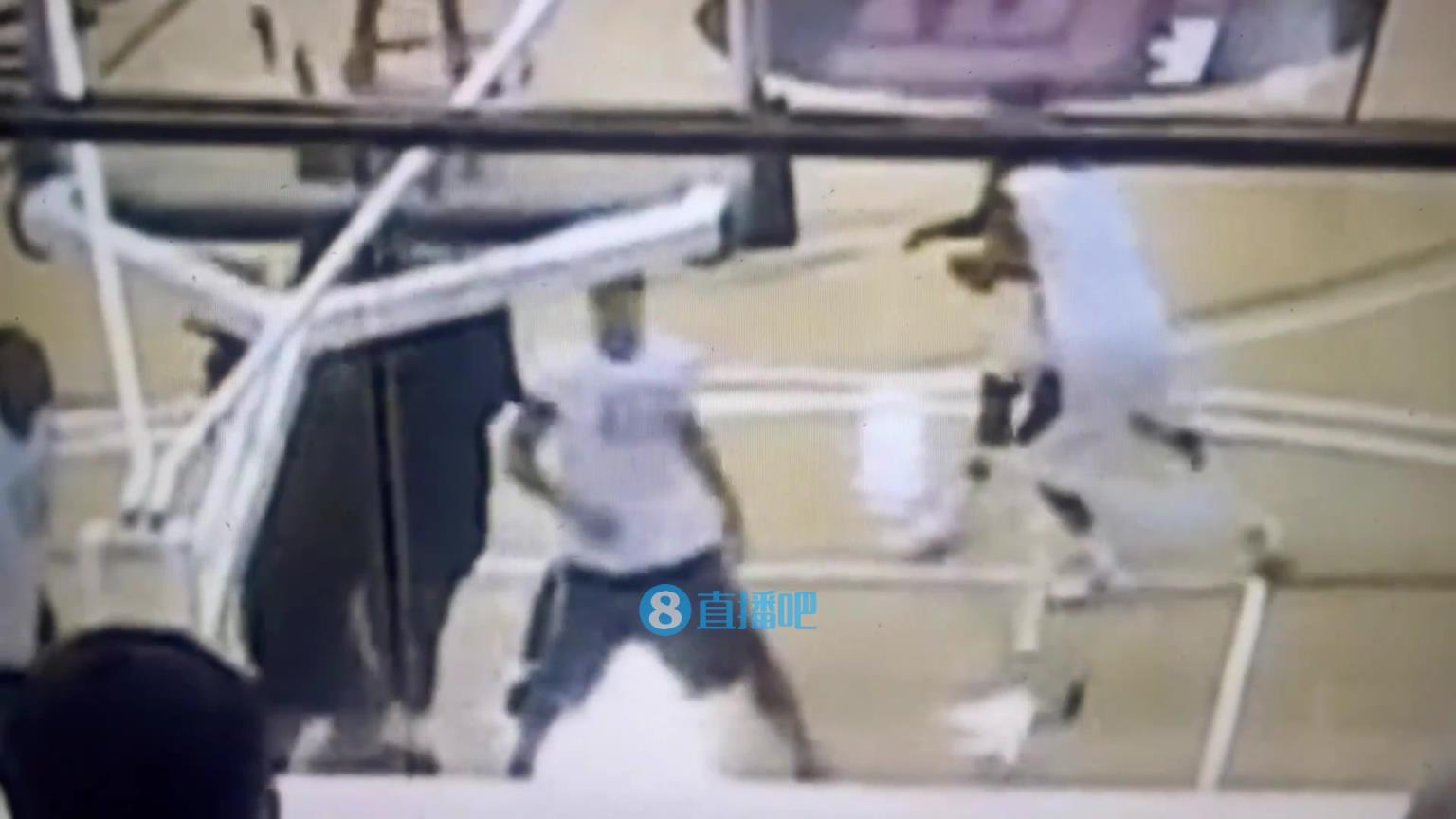 引熱議！美媒翻舊賬：當(dāng)年詹姆斯被大學(xué)生隔扣，耐克沒(méi)收了錄像帶