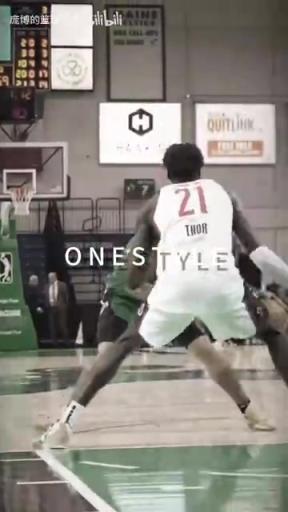 正統(tǒng)美式后衛(wèi)！JD戴維森炒菜后低手合球，對(duì)抗上籃打進(jìn)！