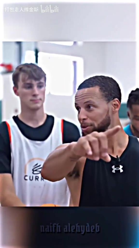 庫(kù)里：其實(shí)這個(gè)暴扣是我教的！當(dāng)弗拉格出現(xiàn)在庫(kù)里的訓(xùn)練營(yíng)！