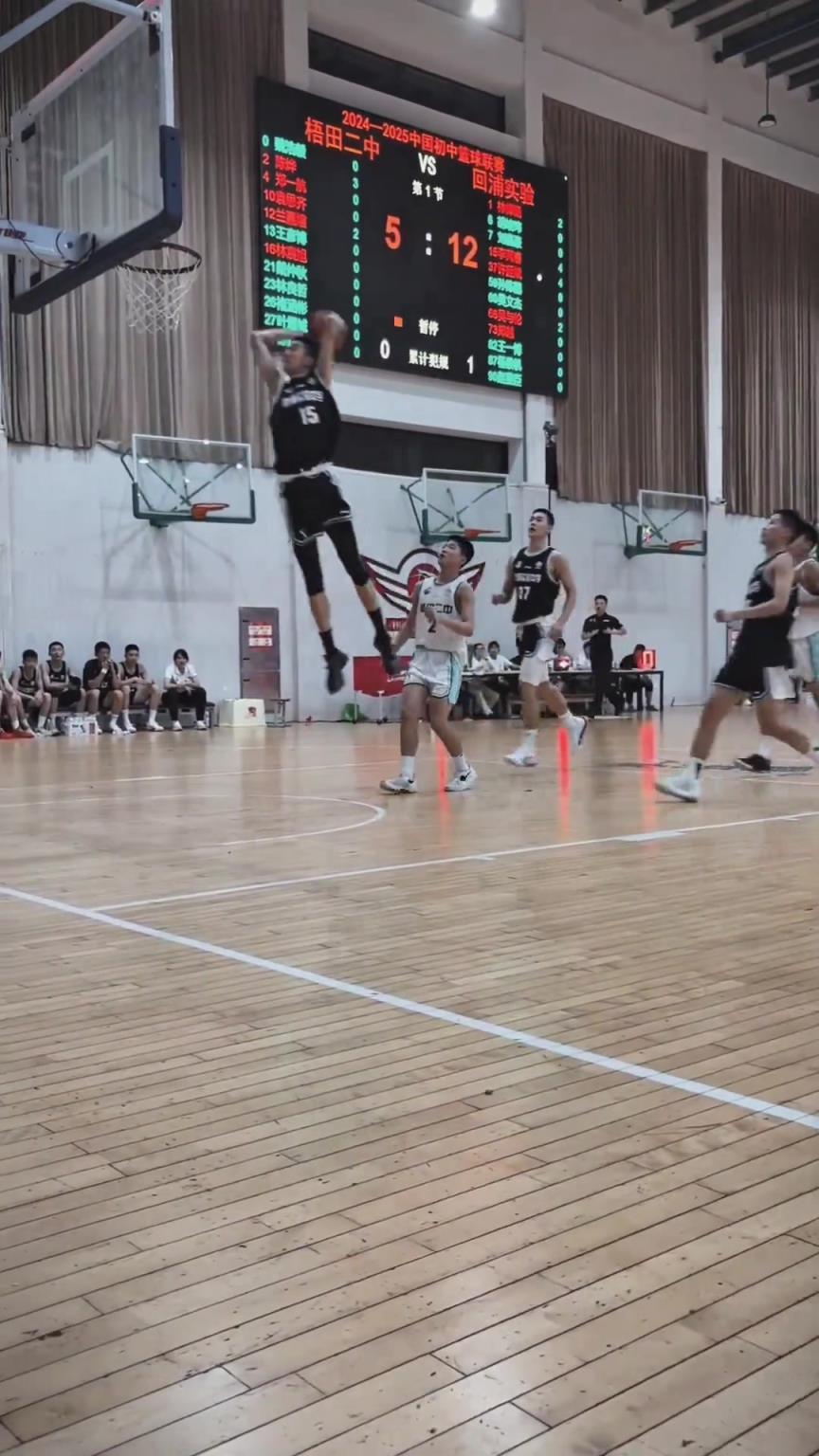 起來(lái)就扣??！現(xiàn)在的初中生都這么打球的嗎