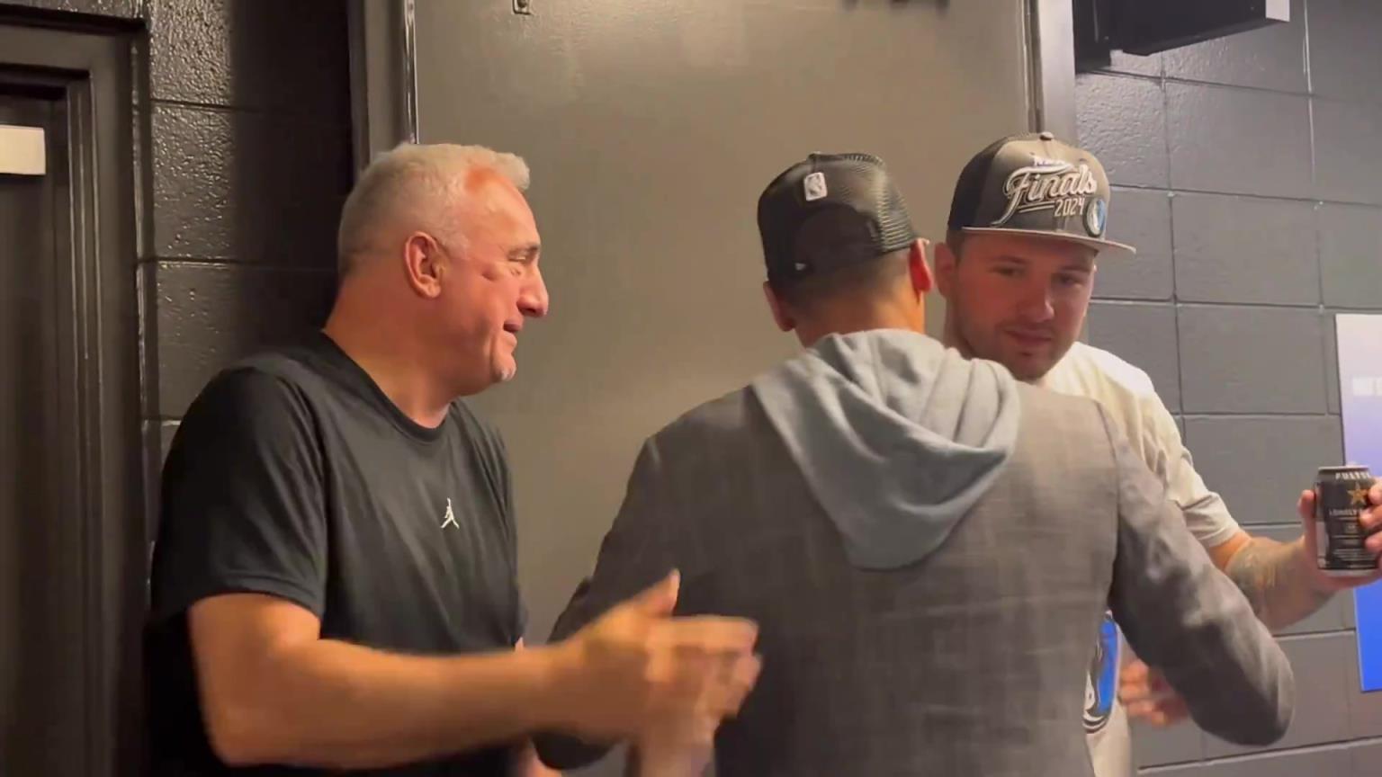 去年的今天，東契奇率隊(duì)殺入總決賽，賽后喝啤酒被芬利沒(méi)收