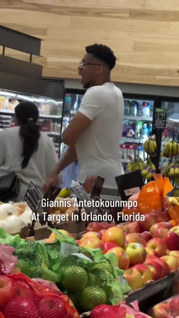 好男人?。∽帜父缭趭W蘭多度假 陪妻子一起逛超市