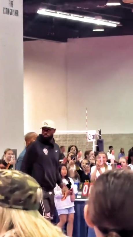 什么是巨星啊！詹姆斯現(xiàn)身排球場被小球迷包圍 這就是行走的流量