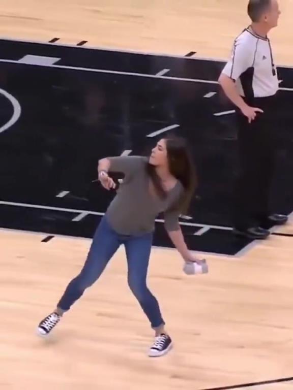 不愧是美國女籃主力，普拉姆的力量太嚇人了