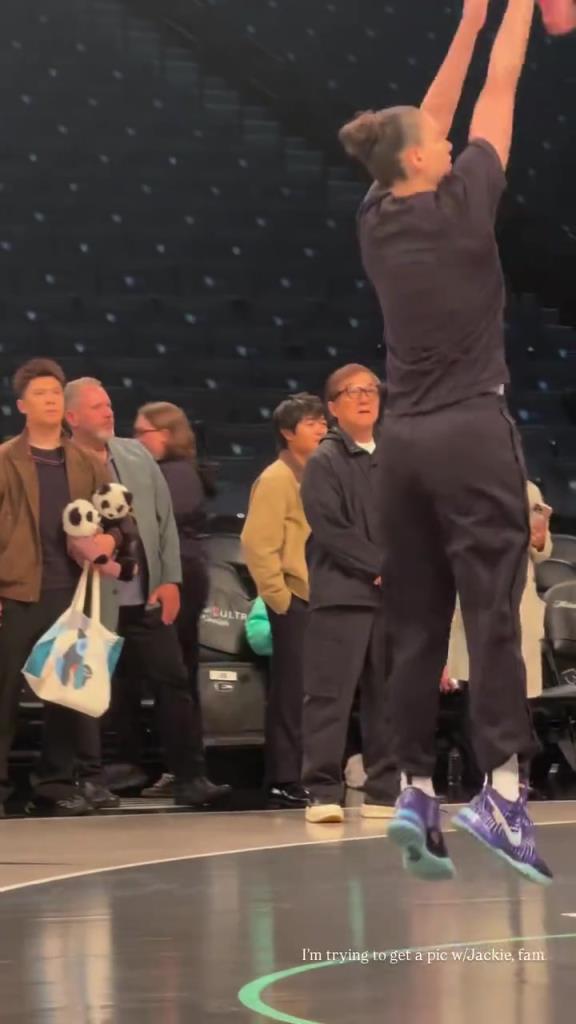 71歲成龍現(xiàn)身巴克萊中心看女籃比賽：她們投籃怎么那么準(zhǔn)！??！