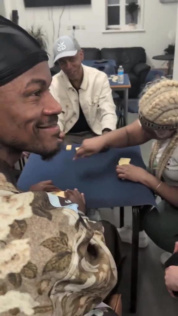 想找到巴特勒很簡單，因?yàn)樗辉诨@球場，就在棋牌室