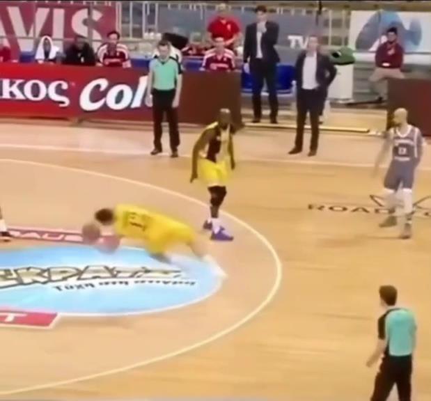 下地真快！搶斷這哥們兒多少是有點(diǎn)門將基礎(chǔ)