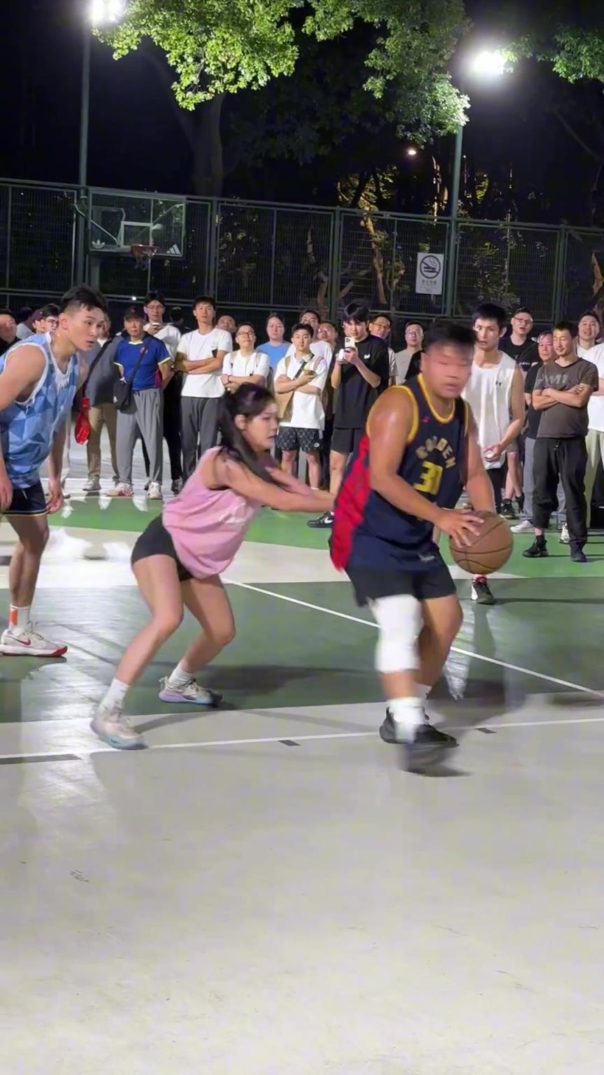 這哥們看見防自己的是女生，一個勁背打，球也不傳了