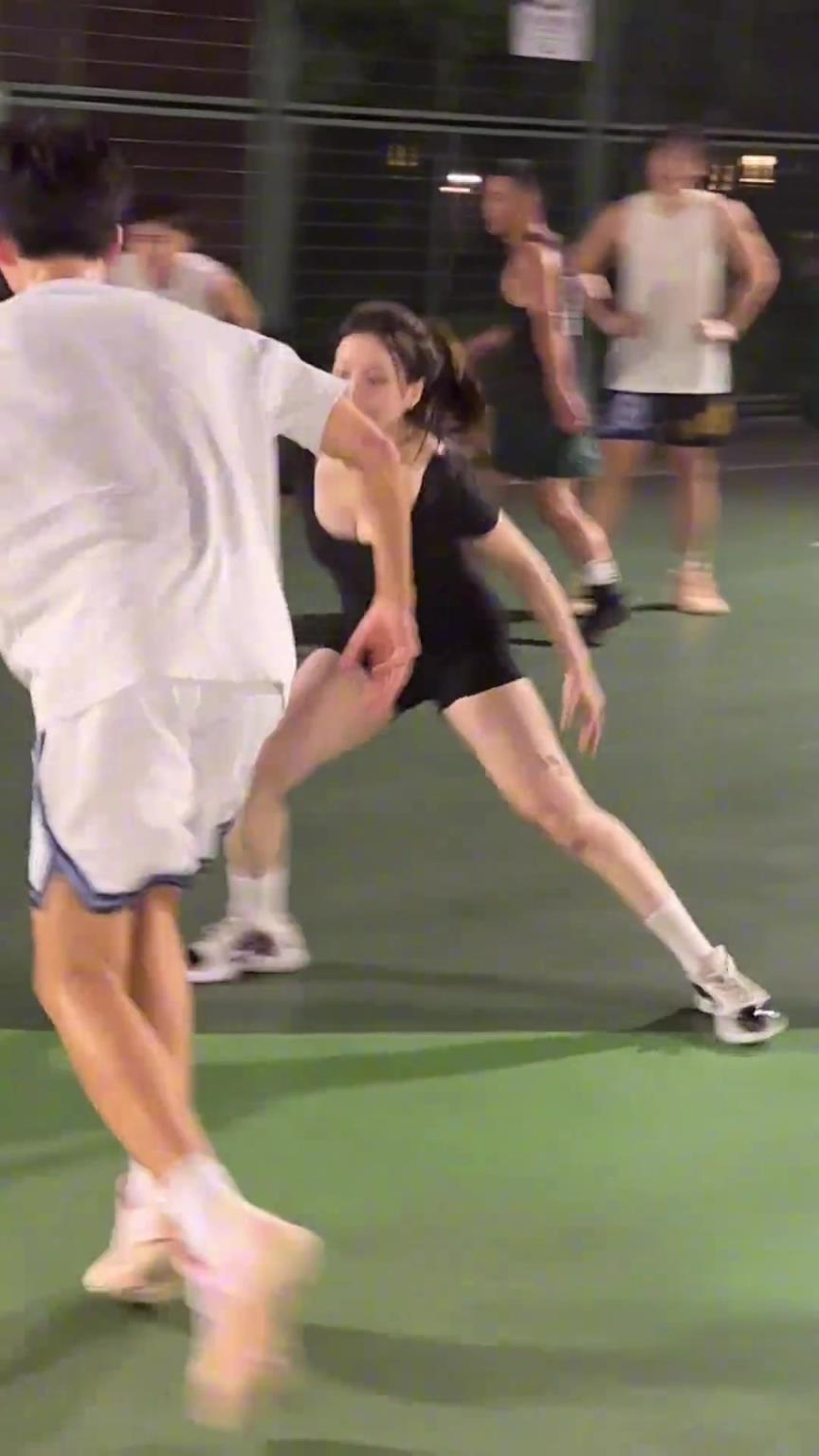 小姐姐防得真兇！瘦點(diǎn)的男生都拿她沒辦法